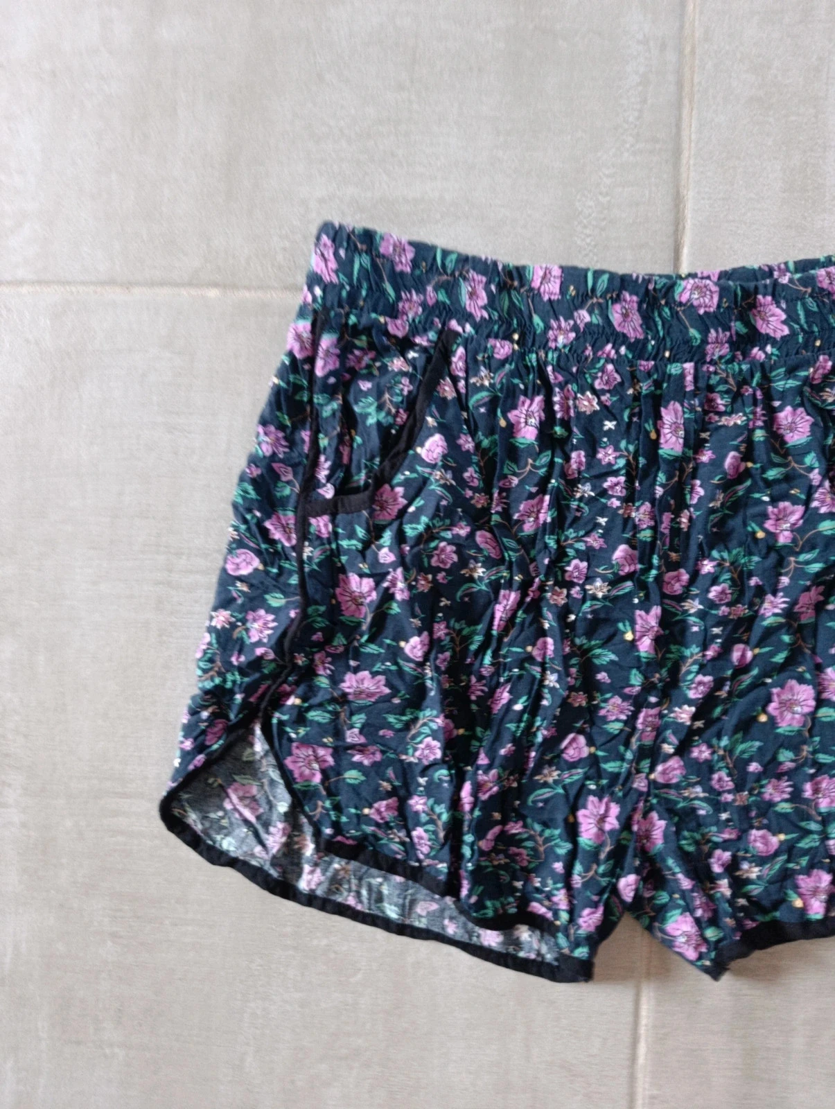 Falda fluida VITA mujer T40 – 100% viscosa – Estampado floral negro, rosa y verde – Cintura elástica – photo 2
